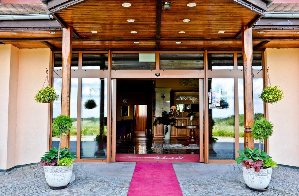 Hotel Sportwerk Tyniec Maly ภายนอก รูปภาพ